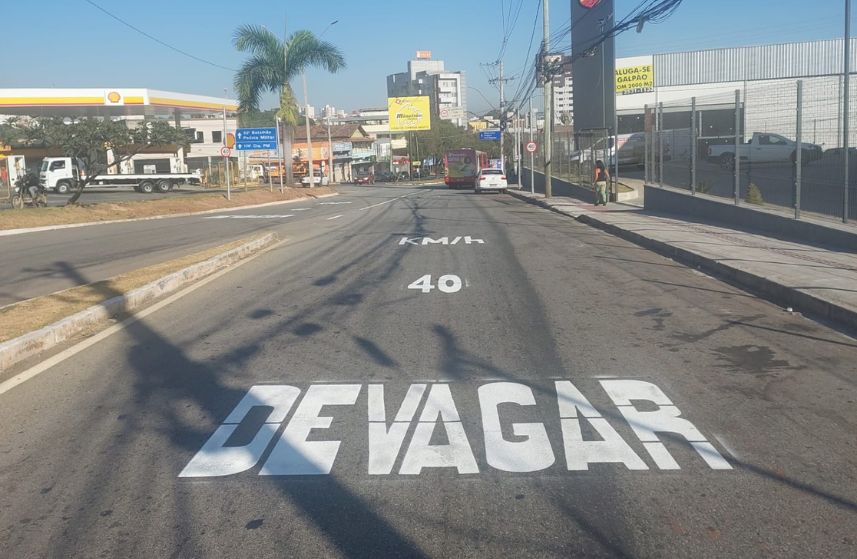 Sinalização horizontal reforça alerta a motoristas sobre a presença de radar na avenida Bandeirantes