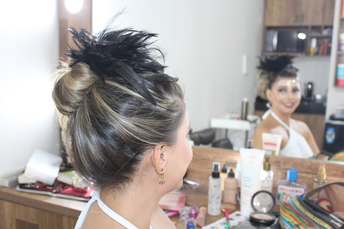 Dicas oferecem estilo e elegância, mas sem abrir mão da praticidade na hora de encarar a avenida com o penteado em dia 