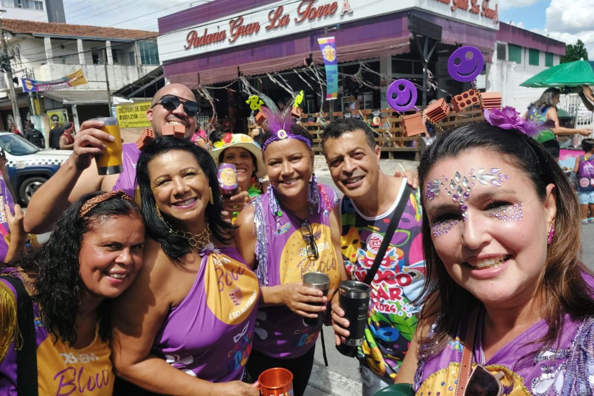 Grupo reúne foliões que querem aproveitar a festa sem precisar fazer parte de um bloco tradicional 