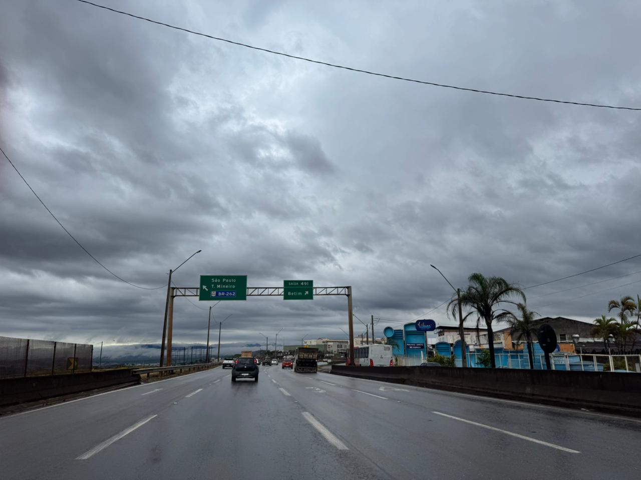 Pela manhã, o céu deve ficar nublado, com possibilidade de garoa, que também pode ocorrer à noite