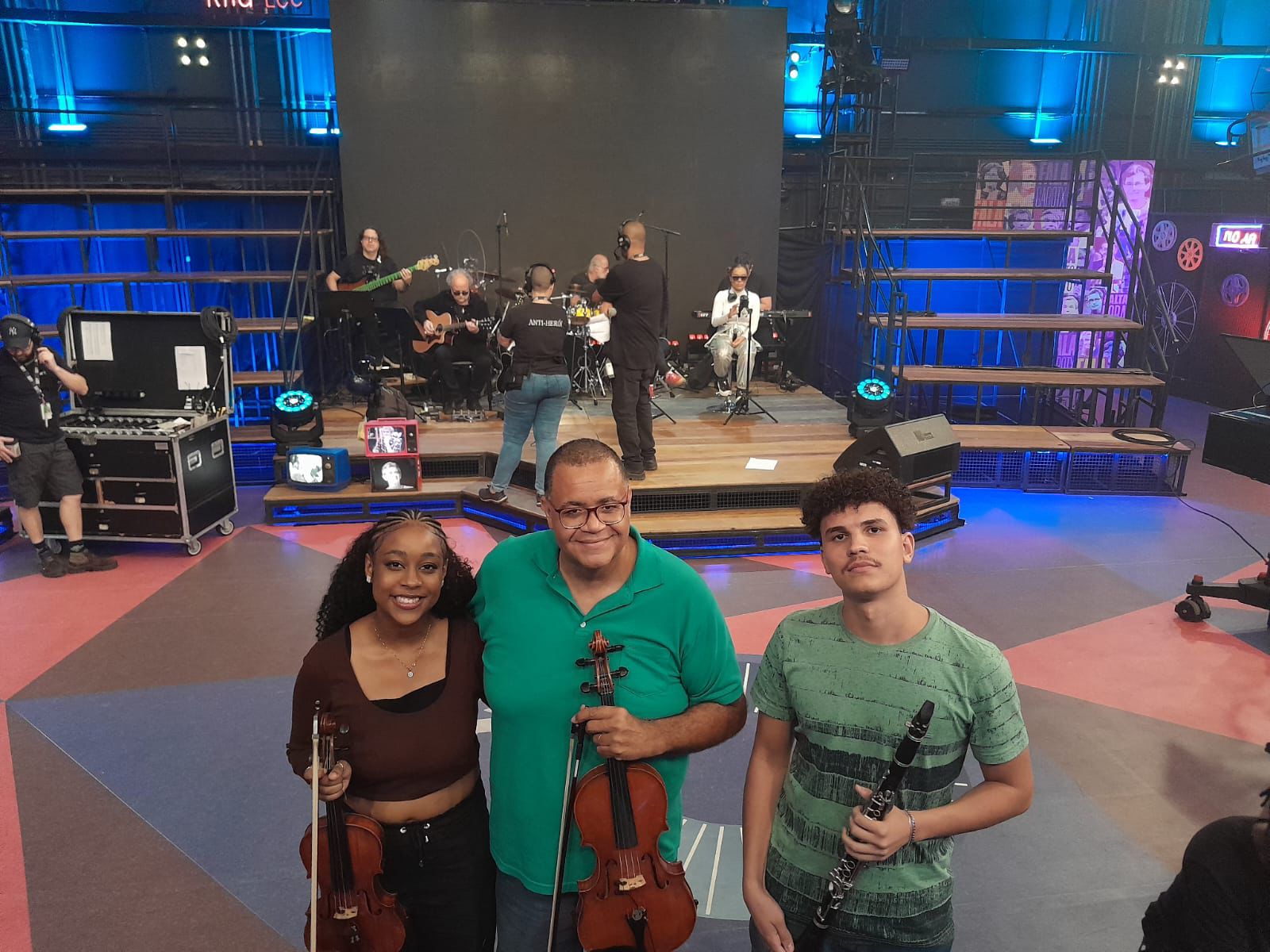 Os alunos Igor Rodrigues e Ana Clara Malaquias, junto ao maestro Eliseu Barros, se apresentaram no programa 