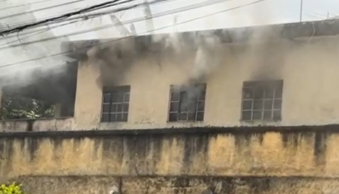 Cerca de mil litros de água foram utilizados pelos bombeiros para conter o fogo