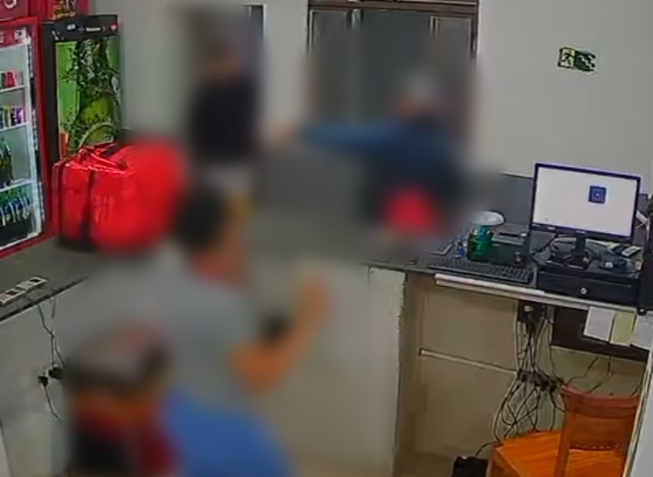 Segundo o proprietário da pizzaria, prejuízo estimado é de cerca de R$ 30 mil 