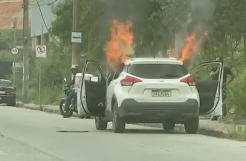 Nissan Kicks pegou fogo nesta terça-feira (29) na avenida Marco Túlio Isaac, no bairro Parque das Indústrias