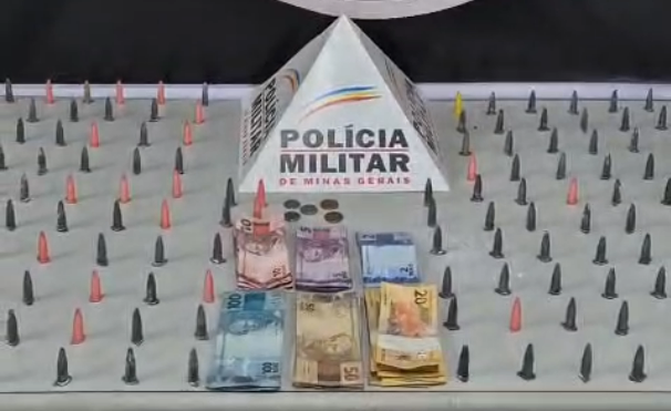 Militares apreenderam 144 pinos com cocaína, um celular e R$ 1.080 em espécie