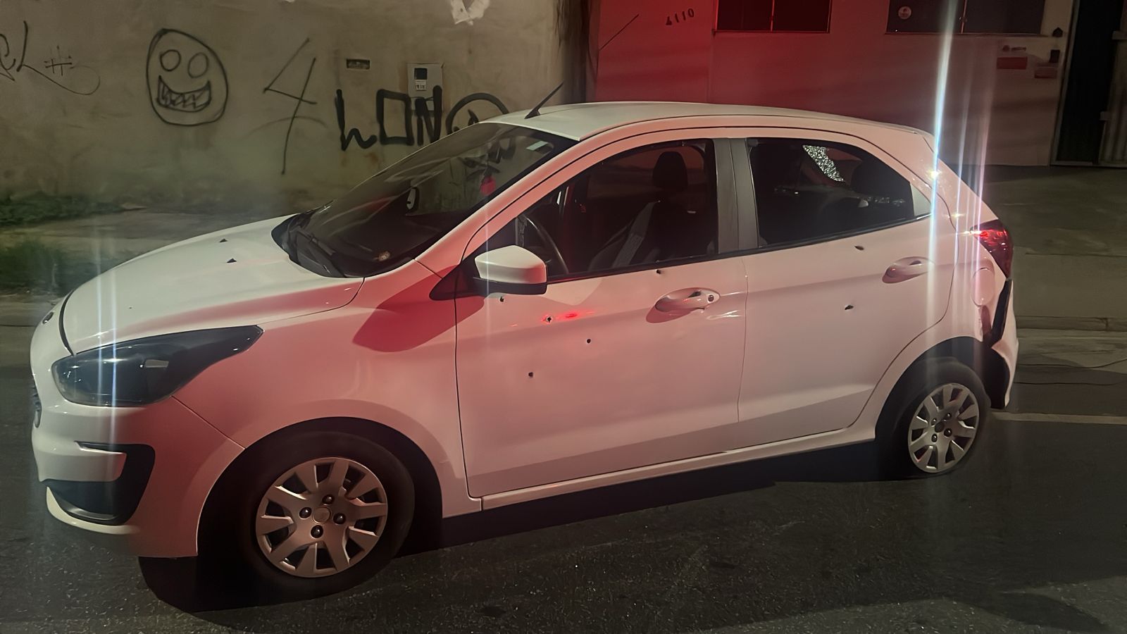 Suspeito teria efetuado disparos de arma de fogo pela janela esquerda do veículo roubado contra os militares, que reagiram a agressão,  atirando contra o carro