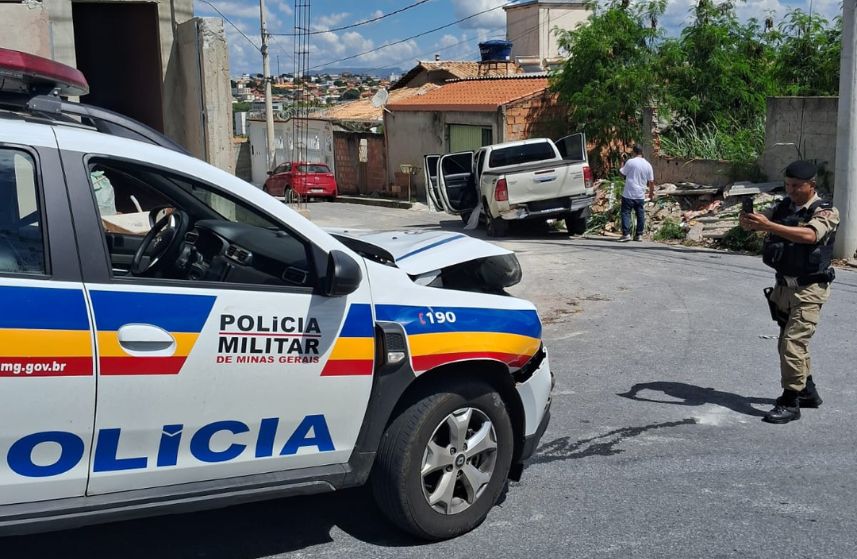 Veículo foi rastreado até o bairro Nossa Senhora das Graças, onde suspeito tentou fugir e causou acidentes antes de ser detido
