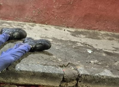 Homicídio aconteceu na rua Rui Barbosa, no bairro Jardim Teresópolis, no início da madrugada deste sábado (16)

