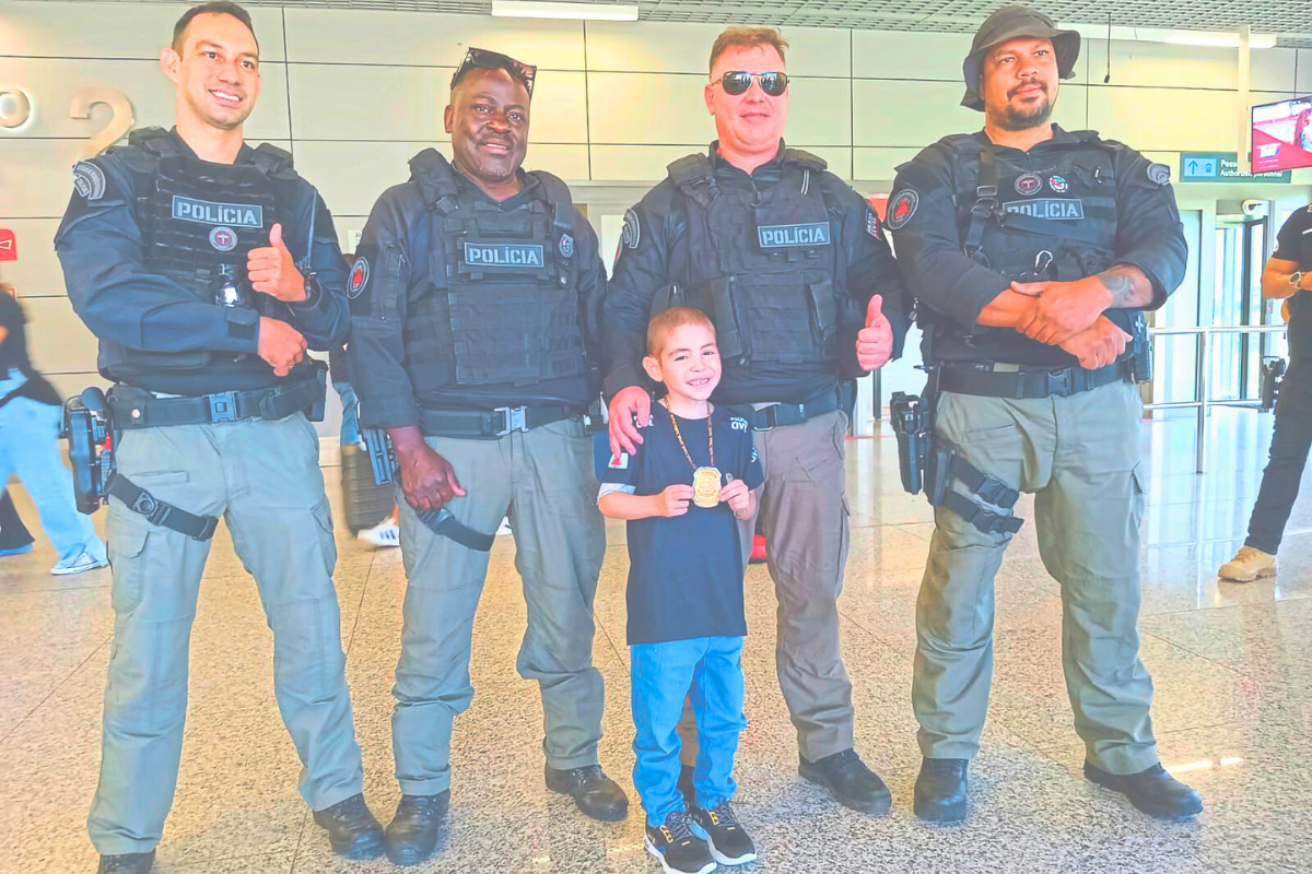 Bryan ganhou blusa da Polícia Civil e disse que sonha em ser policial