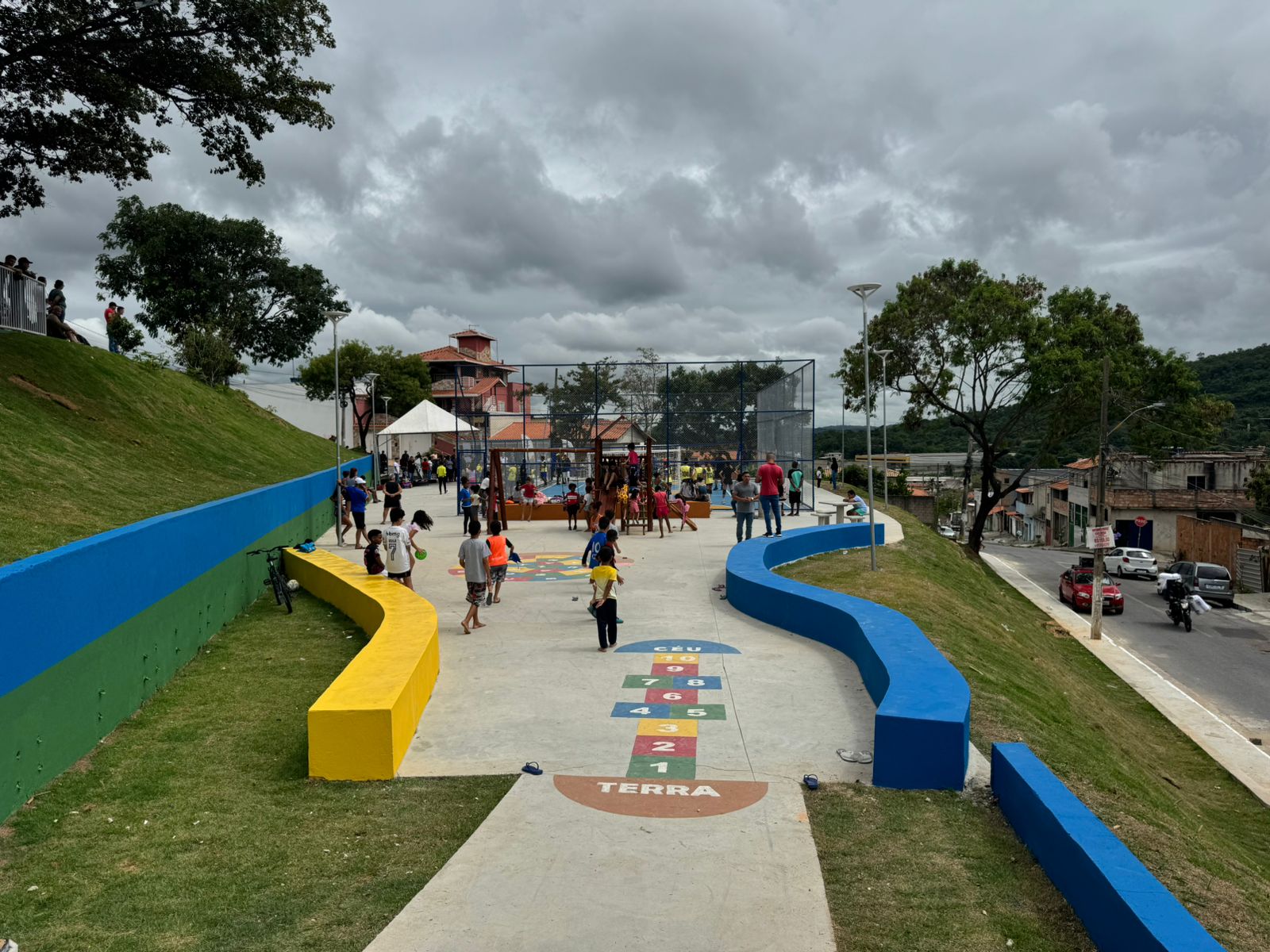 Praça uma área de cerca de 260 m² entre as ruas Cinco, Dezessete e Dezoito