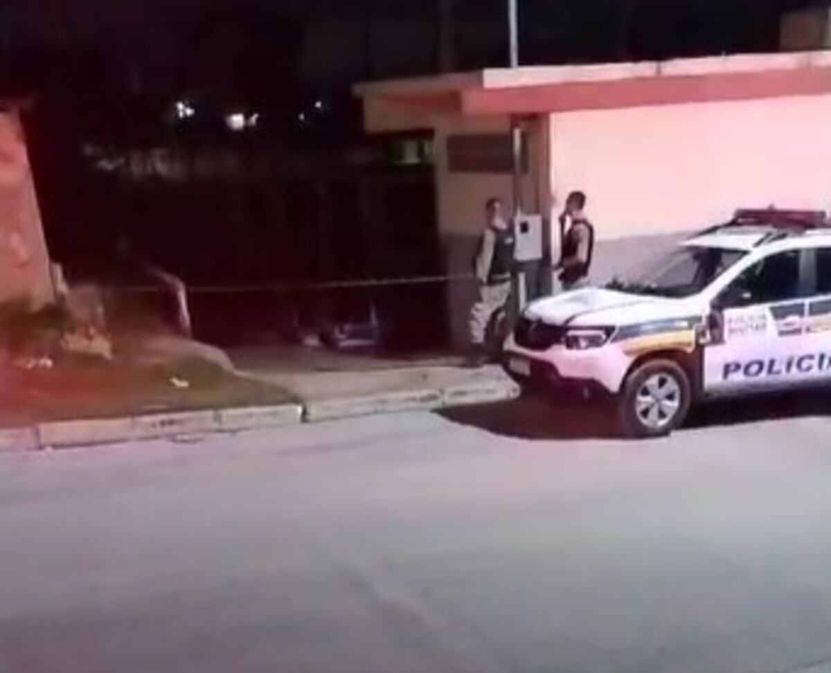 Corpo foi encontrado na rua Etra, no Icaivera, em Betim, neste domingo (24)