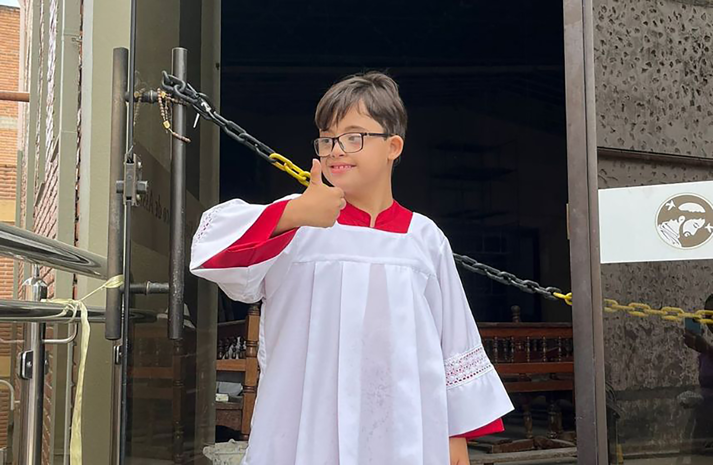 Davi é coroinha da Paróquia São Francisco de Assis e o tratamento vai ajudá-lo na linguagem e no aprendizado 