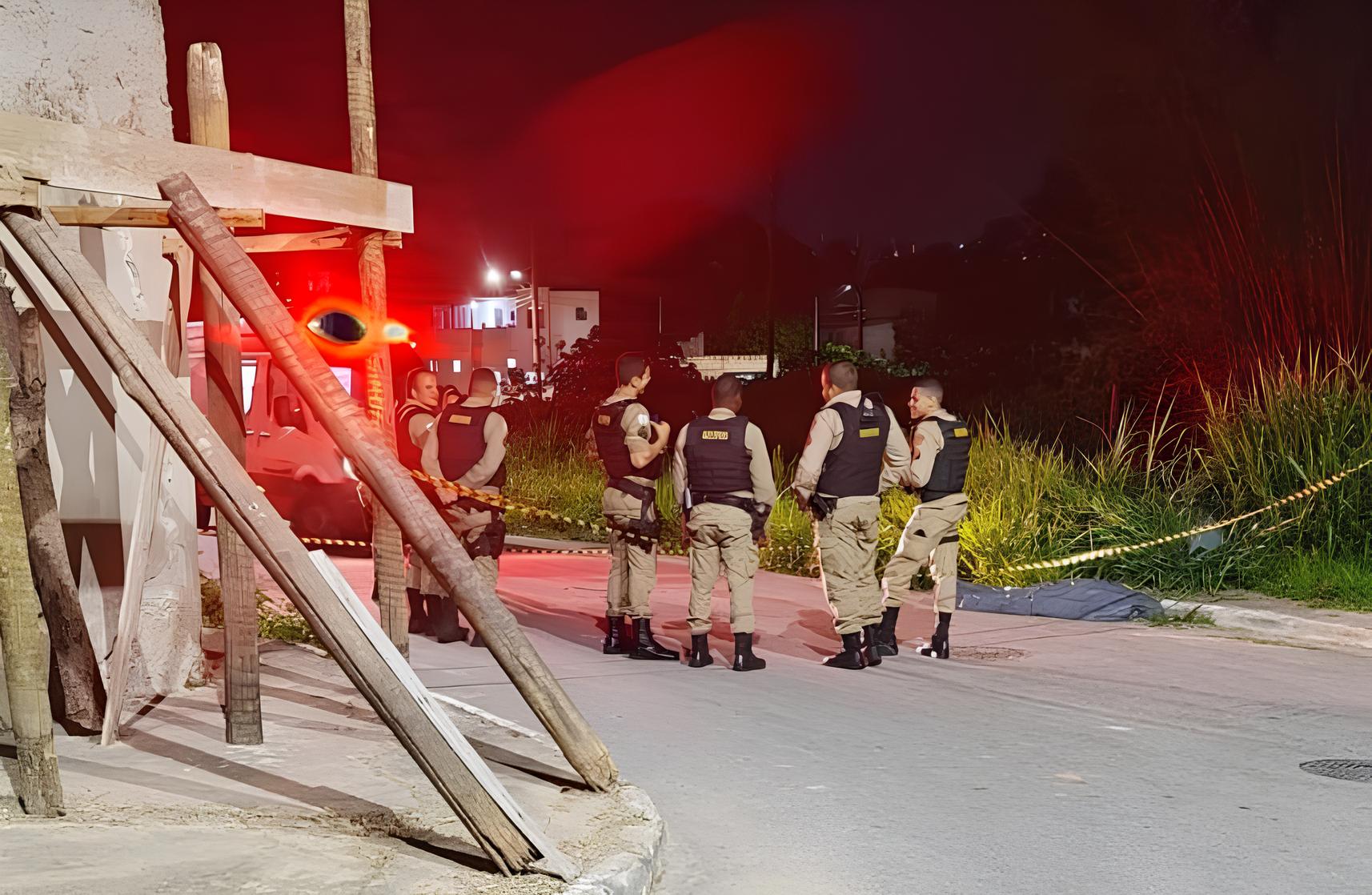 Segundo informações da PM, a vítima apresentava sangramentos no nariz e na boca e, ao ser atendida pelo SAMU, foi constatada a morte 