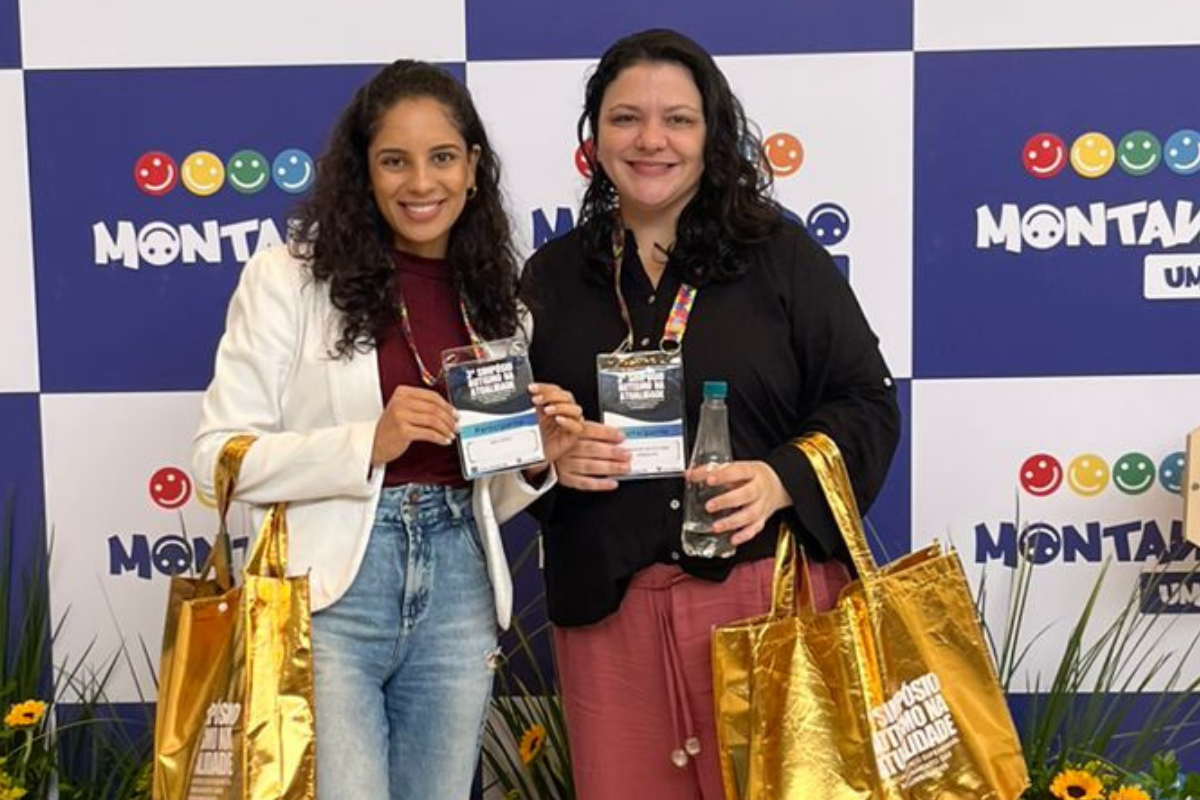 Ana Letícia, da Asmube, e Jaqueline Batista, a premiada, durante o simpósio