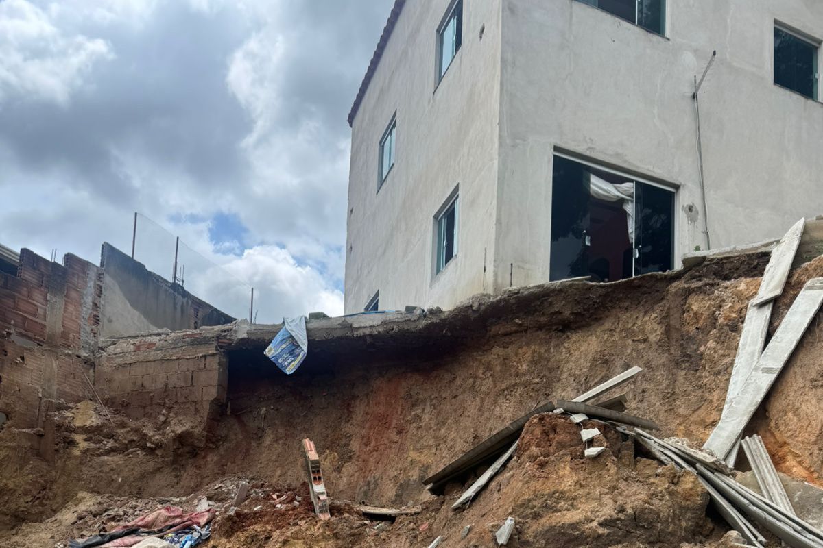 Incidente na rua Eurico Hermógenes de Oliveira foi atendido pelo Corpo de Bombeiros, com o apoio da Defesa Civil 