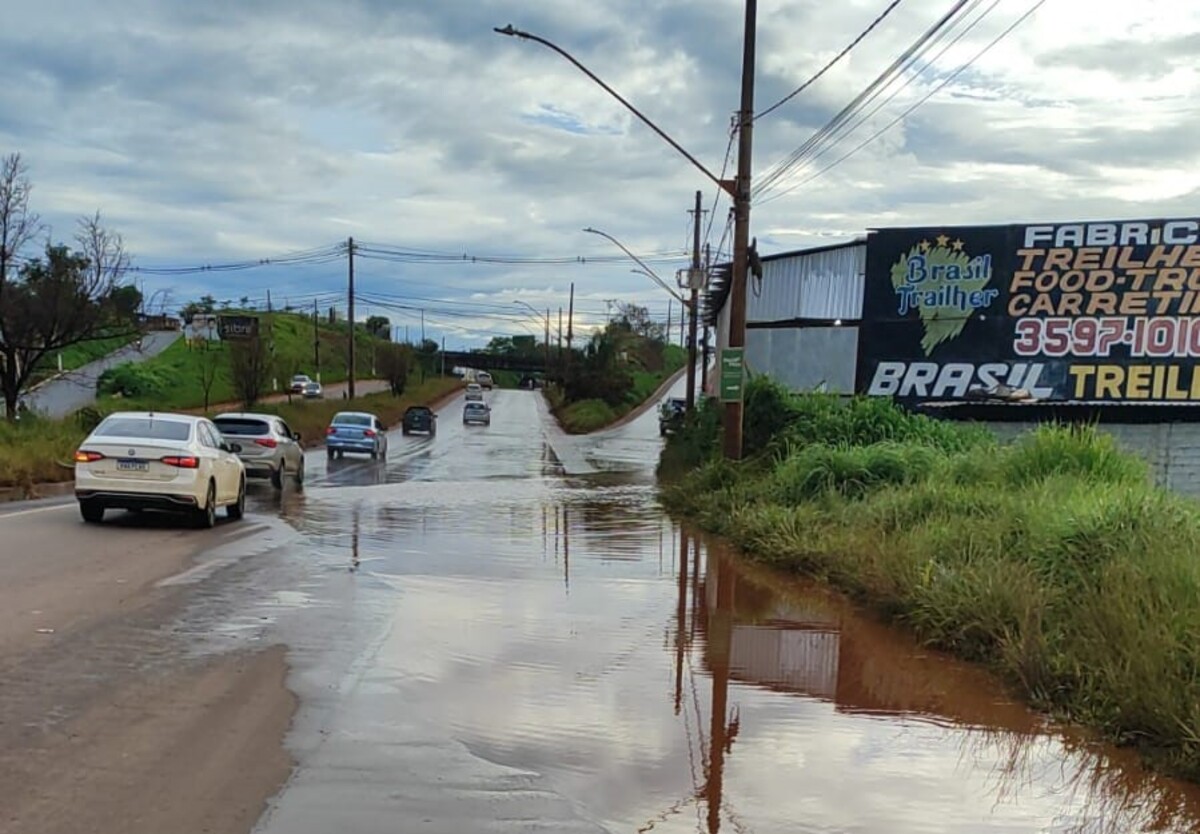 Equipes da prefeitura vão até o trecho para realizar a limpeza do suposto bueiro entupido