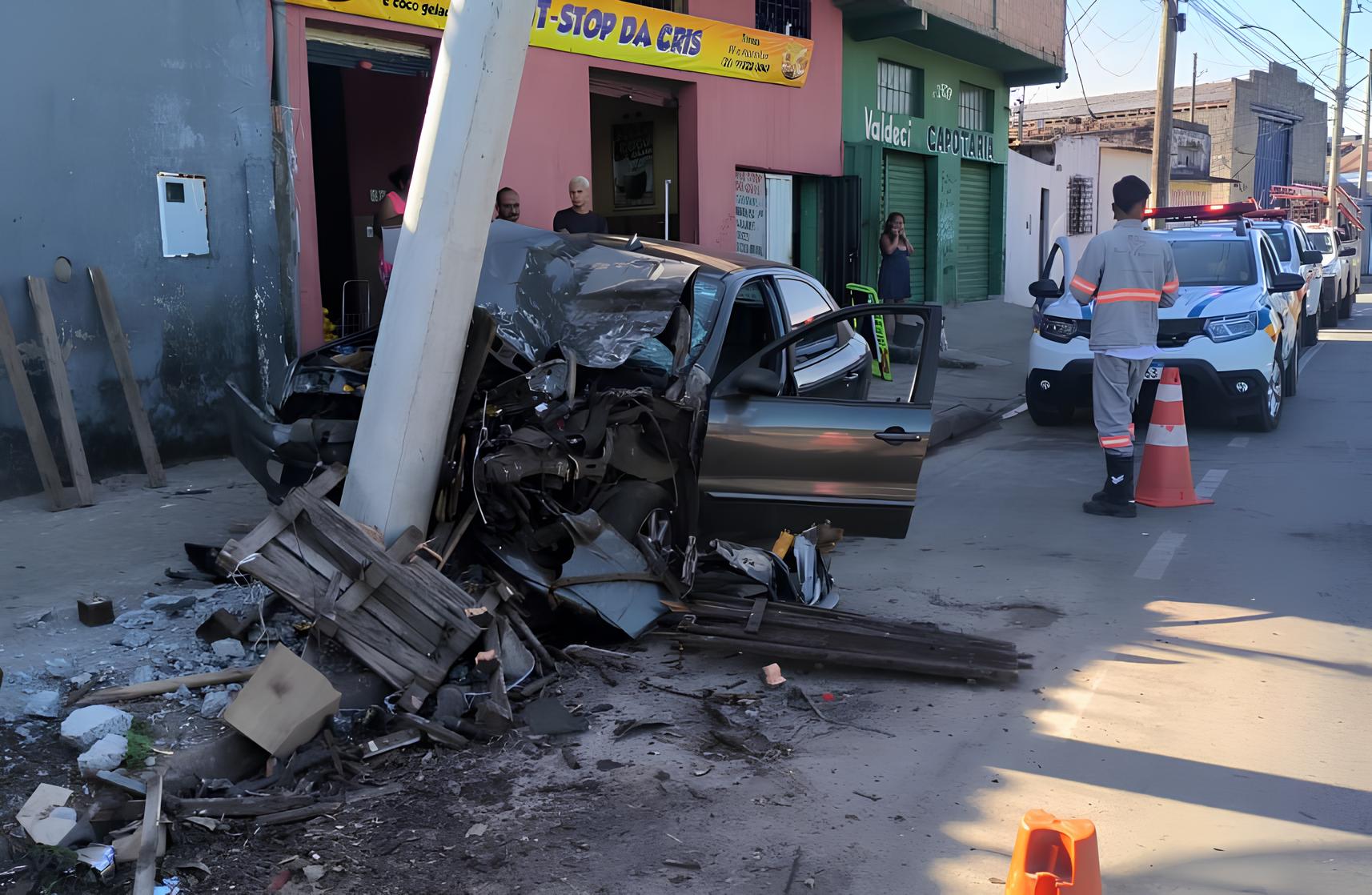 Motorista contou que dormiu ao volante, perdeu o controle e colidiu com um carro estacionado e um poste