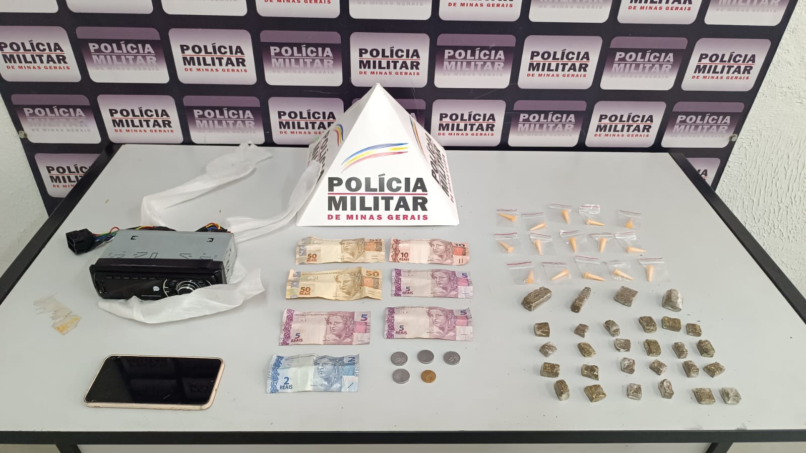 Com o suspeito, foram apreendidos 28 porções de maconha, 15 pinos de cocaína, além de R$129,10 em dinheiro e um telefone celular
