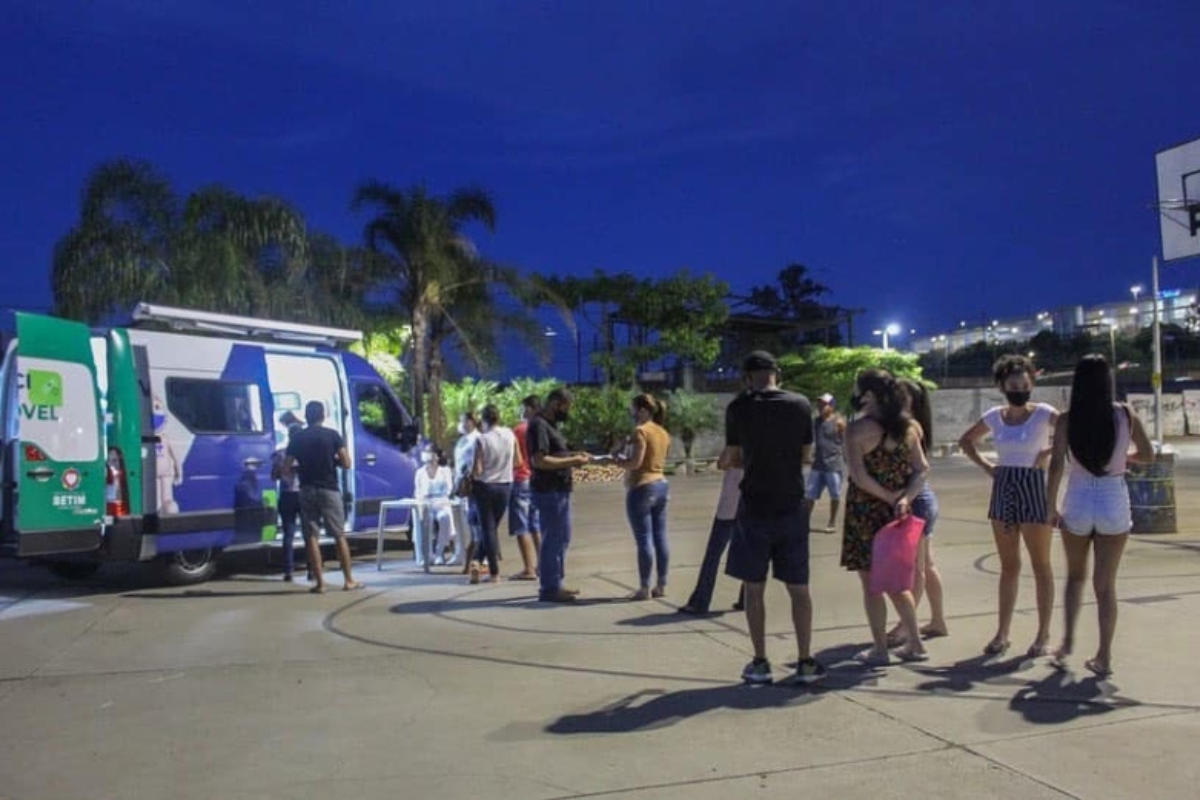 Para ser vacinado, é necessário apresentar documento de identidade e cartão de vacinas