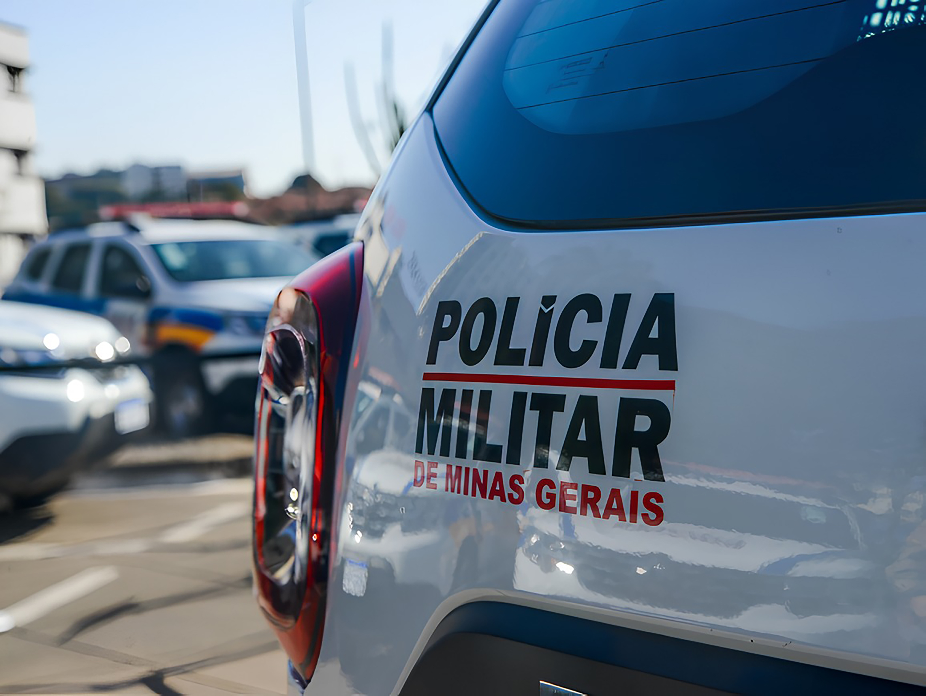 O assalto aconteceu na rua Braúnas, no bairro Jardim Teresópolis, e envolveu dois criminosos armados e usando balaclava