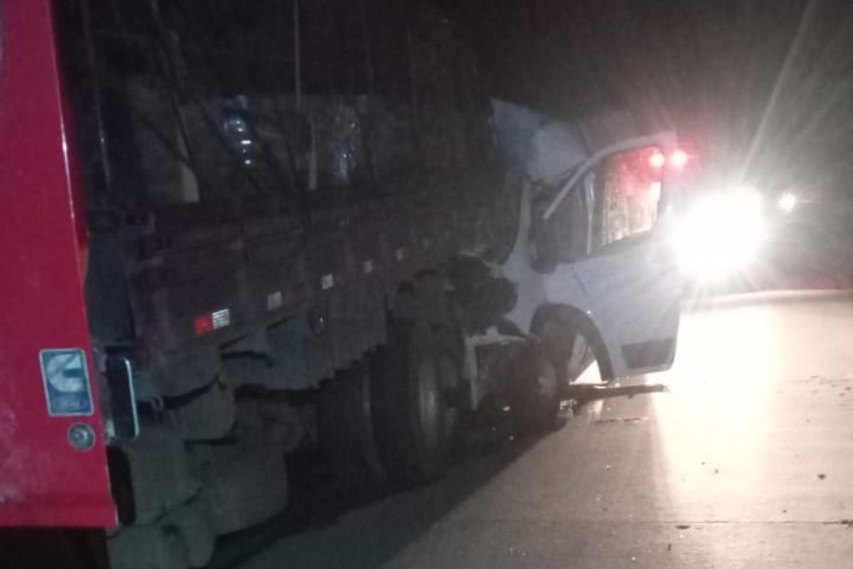 Van colidiu na traseira de um caminhão