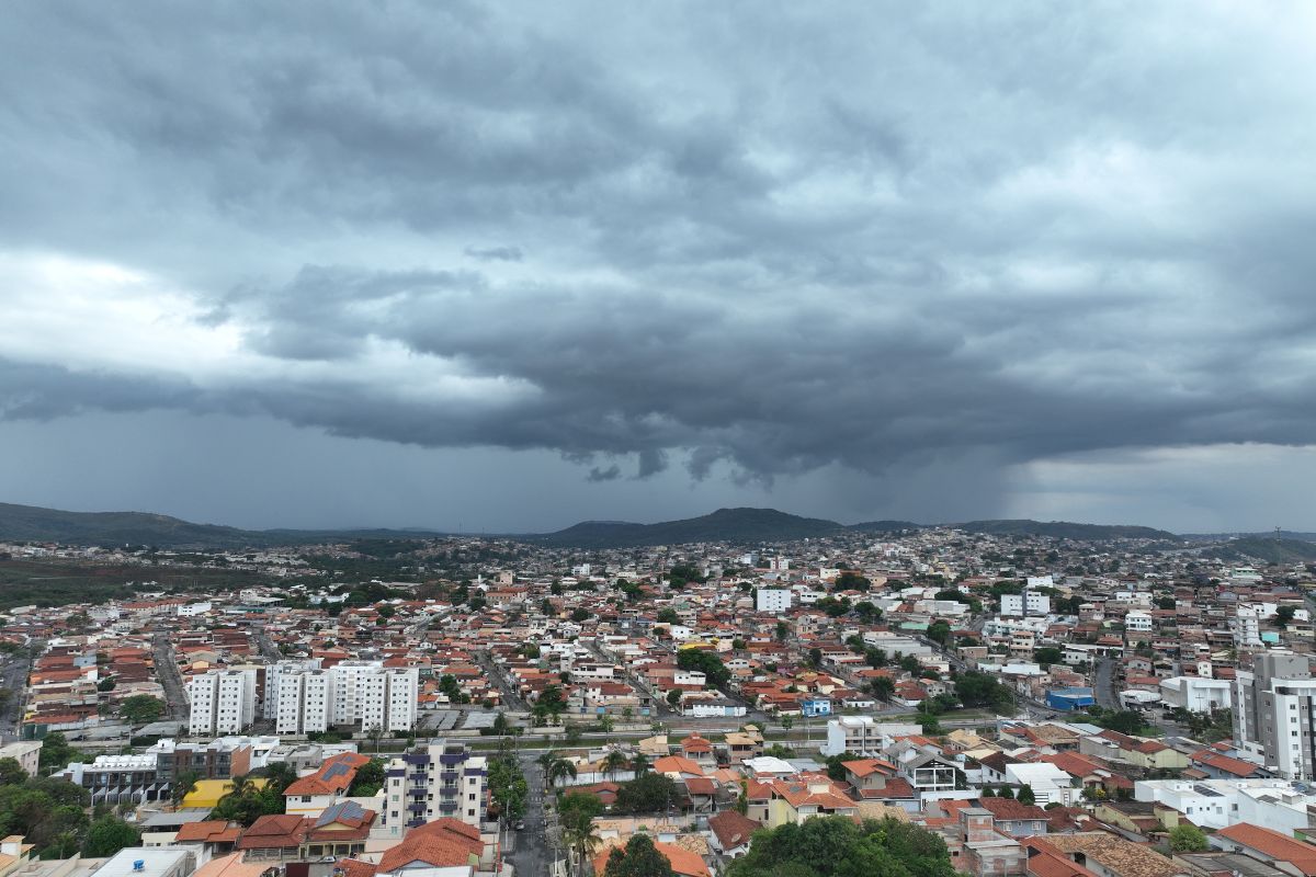 Instituto alerta que as pessoas não devem se abrigar debaixo de árvores durante os temporais