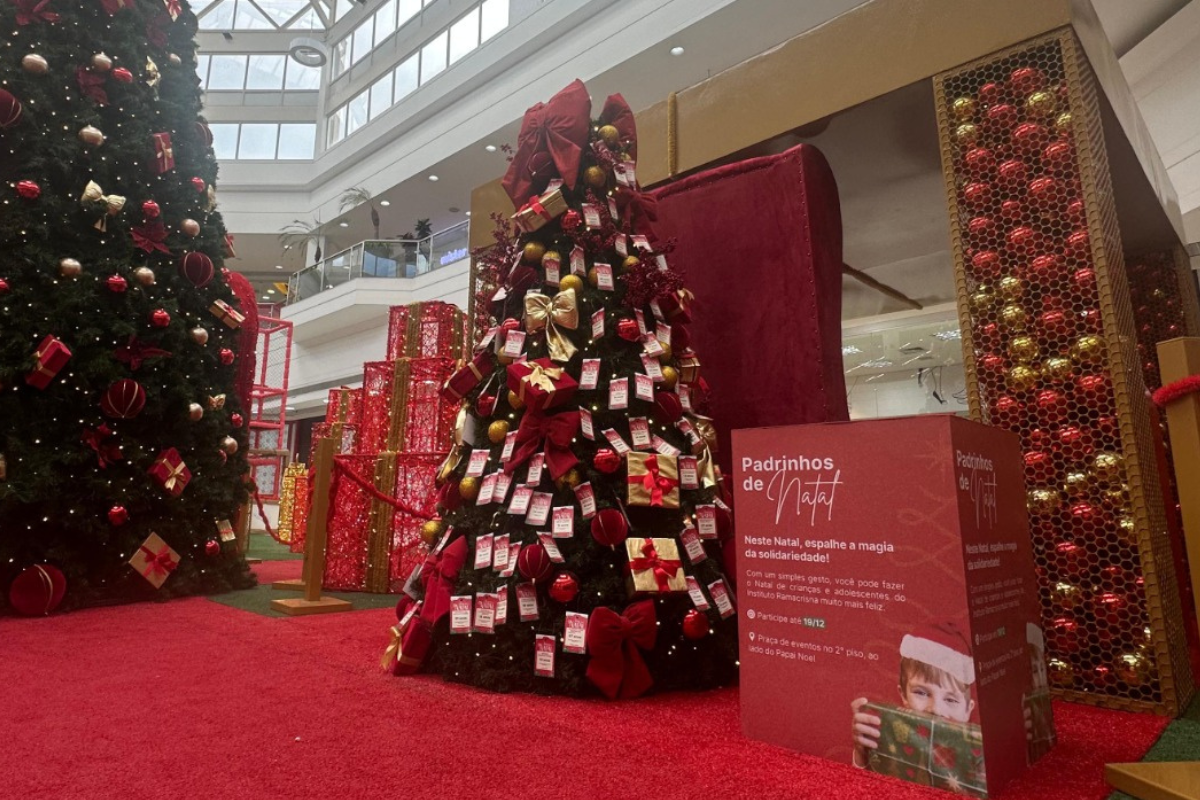 Árvore está instalada no 2º piso do centro de compras