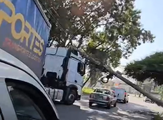 Veículo atingiu a fiação, fazendo com que o poste tombasse