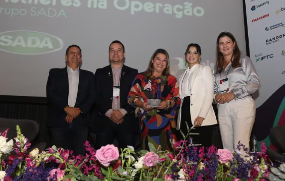 Flávia Capelli, Gerente de Gente e Gestão do Grupo SADA recebe a premiação