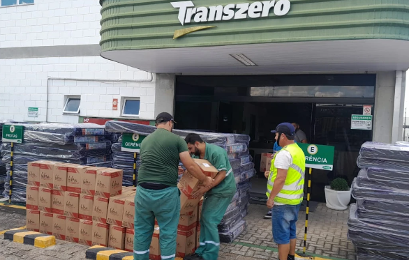 Funcionários do Grupo SADA durante carregamento da primeira carreta com doações que já partiu rumo ao Rio Grande do Sul