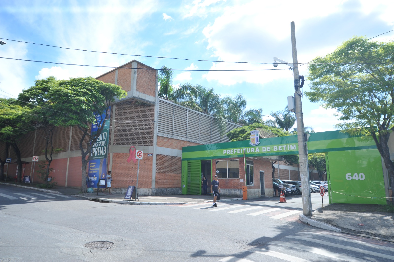 A prefeitura de Betim suspendeu o atendimento ao público até às 14h30 desta quinta (9)