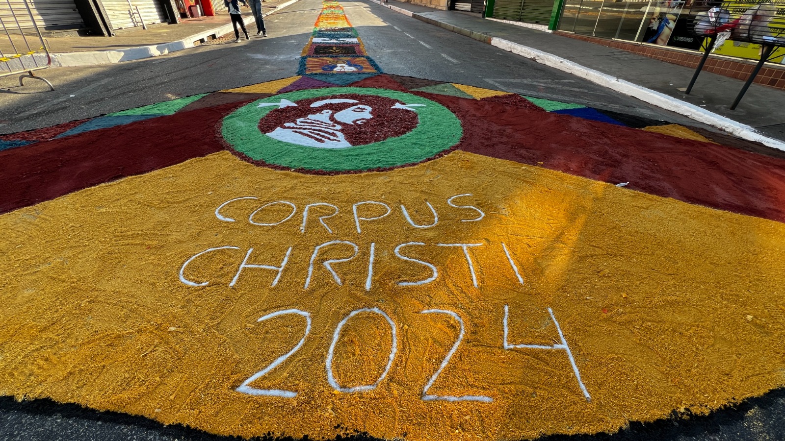 O público lotou a Rua do Rosário cantando músicas religiosas passando pelo tapete