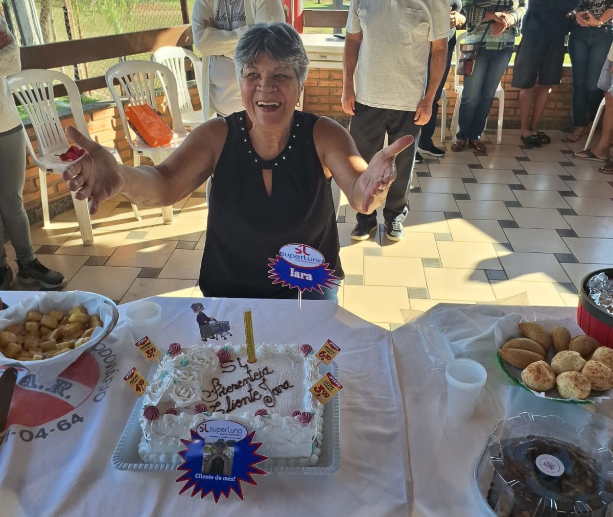 Festa surpresa para dona Iara Morais teve direito a bolo temático, balões azuis, cartazes de ofertas e até carrinho de supermercado