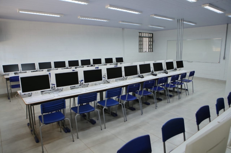 No laboratório de informática da escola foram instalados 35 novos computadores, todos com acesso à internet