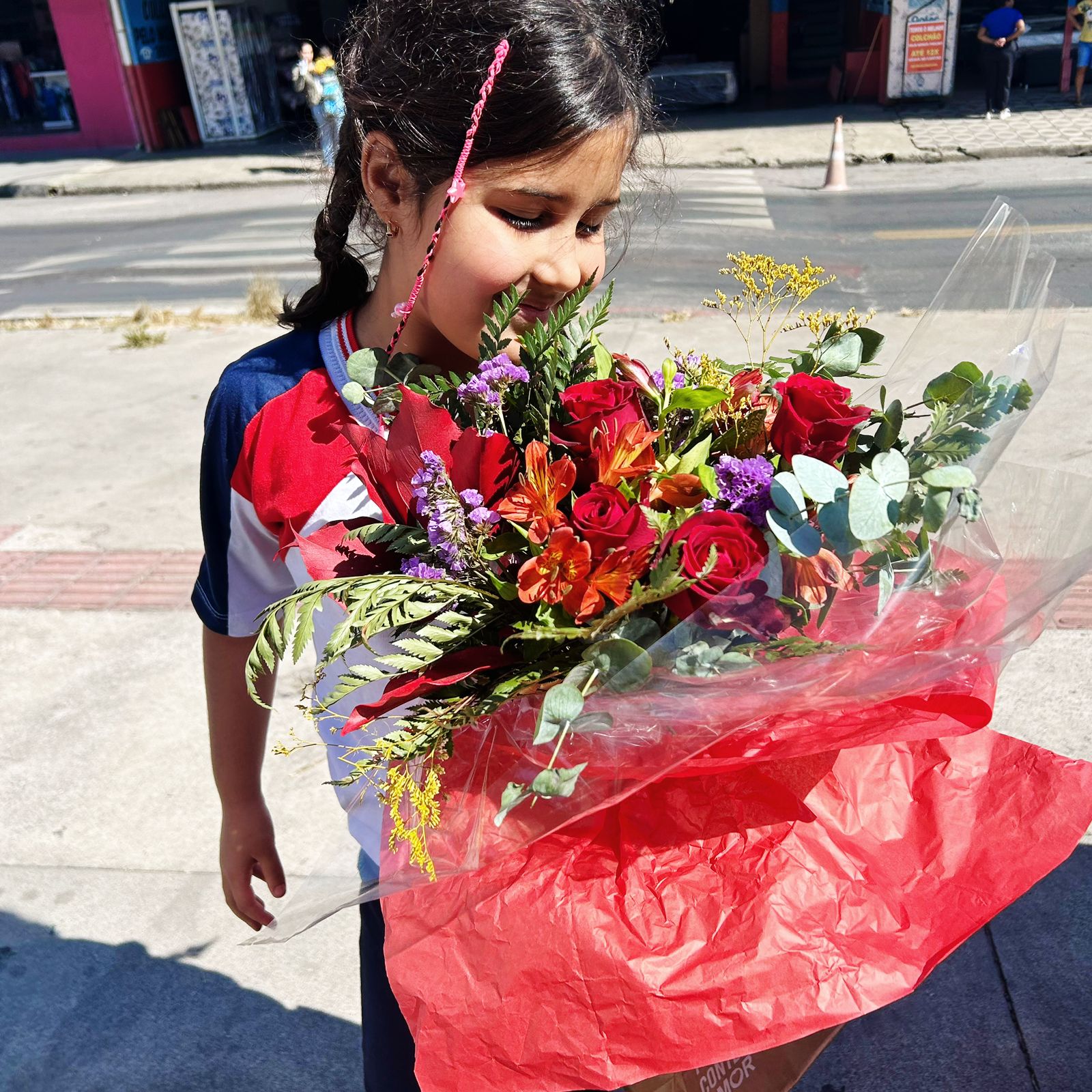 Maria Clara contou que ficou com o coração disparado no momento em que recebeu o buquê e afirmou que seu pai é "seu eterno namorado"