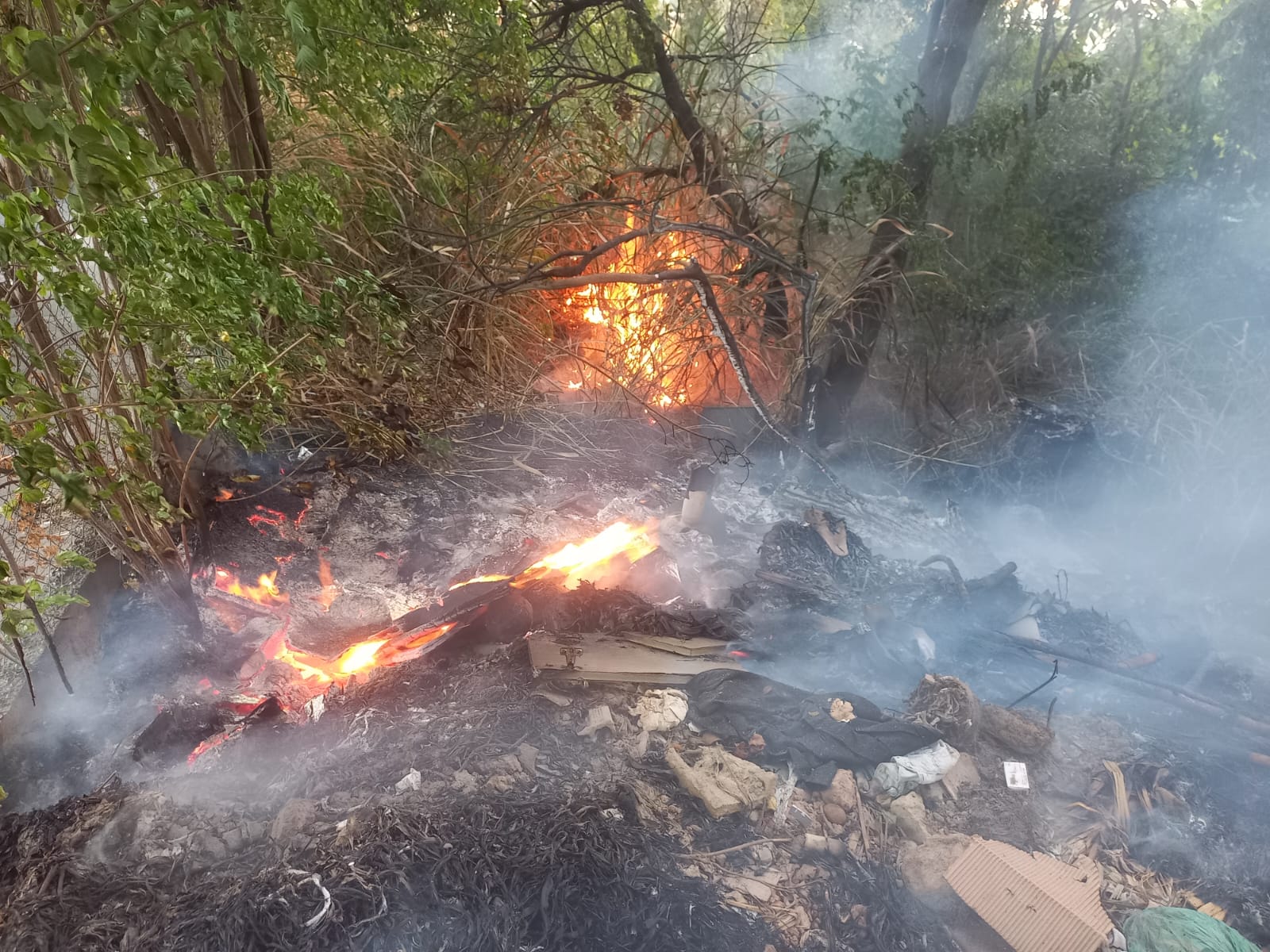 Segundo a Defesa Civil, incêndio é de pequena proporção, mas vegetação seca favorece a combustão