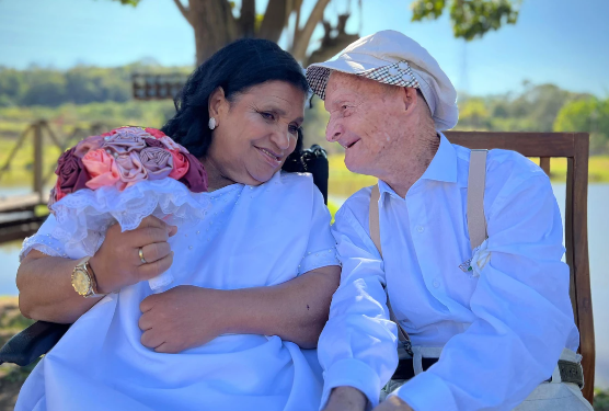 Osvaldo Pinto da Silva, de 100 anos, pediu em casamento Maria Nilza Rodrigues dos Santos, de 57 anos 