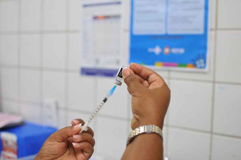 Para ser vacinado, é necessário apresentar um documento de identidade e o cartão de vacinas