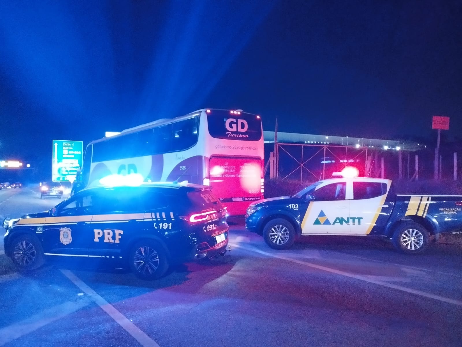 O veículo foi escoltado pela PRF até o terminal rodoviário da cidade para a empresa responsável providenciar a viagem dos passageiros