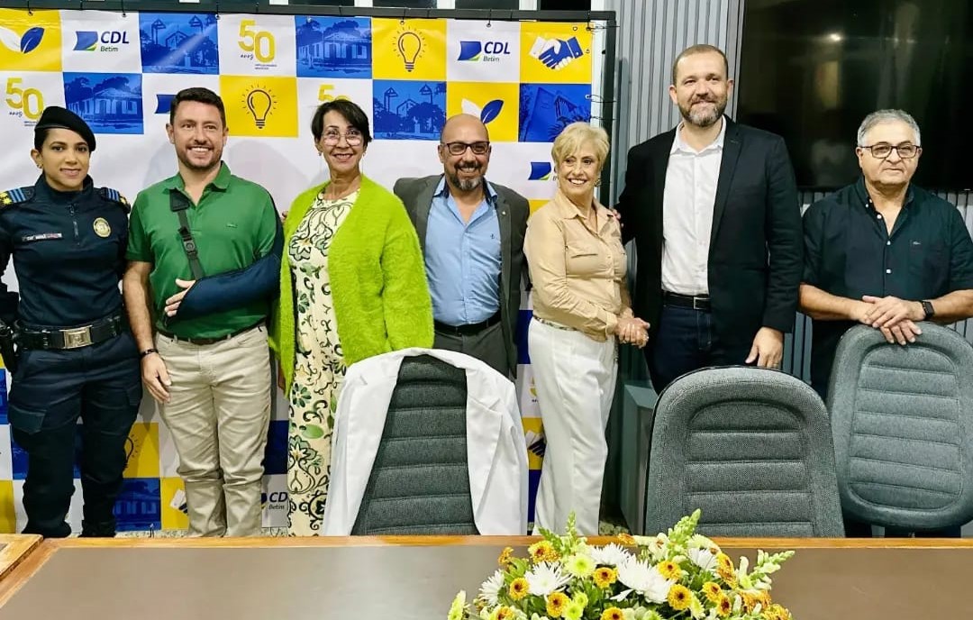 Na ordem: comandante da Guarda Municipal de Betim, Midiã Fernandes; primeiro-secretário da Orcca, Paulo Henrique Alves Figueiredo; membro do conselho fiscal da Orcca, Joelma; presidente da Orcca, Marcelo Evangelista Maia; ex-presidente e atual membro do conselho, Goretti Ássimos; vice-presidente da Orcca, Fábio Luiz Ferreira do Nascimento; presidente da CDL Betim, José Barboza