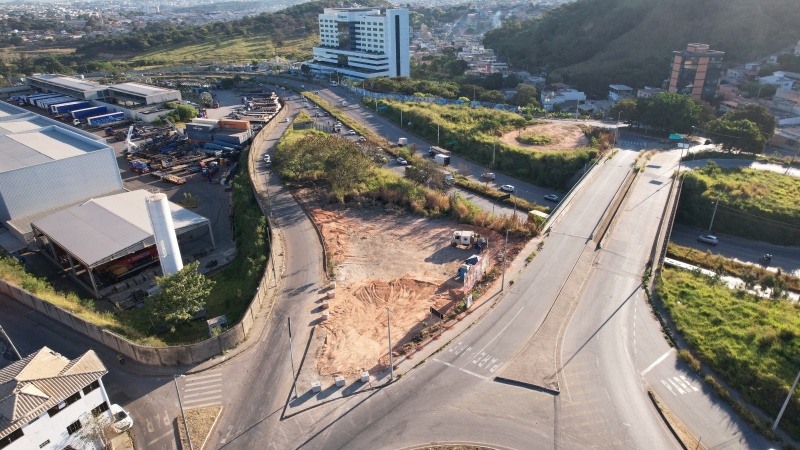Praça sendo construída no bairro Vila Cristina, próximo ao hospital Materdei
