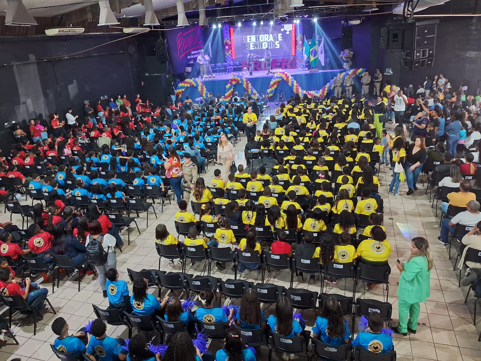 Pais e educadores fizeram parte da solenidade, que aconteceu durante a manhã desta terça-feira (25)