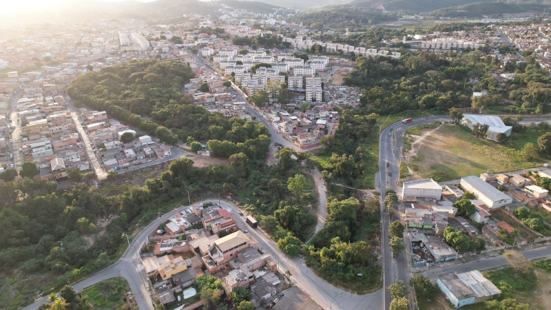 O projeto prevê a construção de uma ponte e um minitúnel para a transposição do rio em dois trechos, permitindo a continuação da rua Pau Brasil até a rua Tocantins