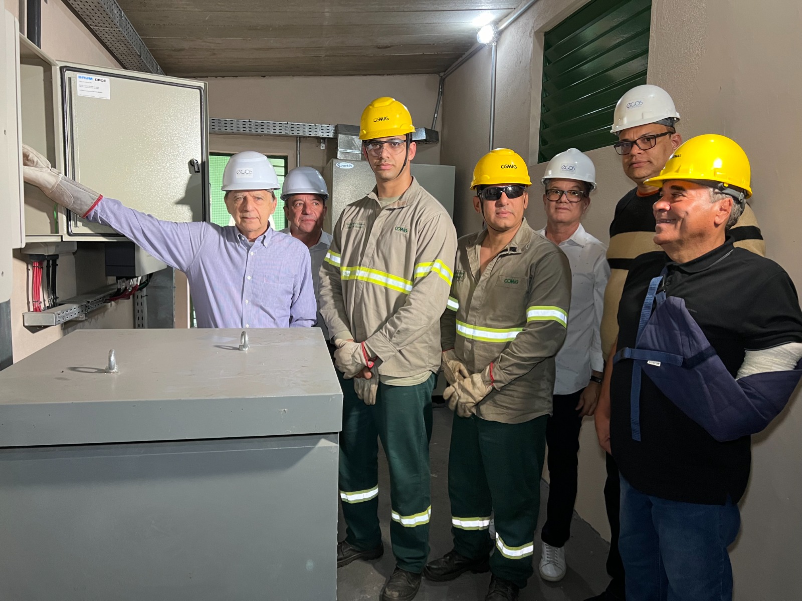 Os equipamentos da usina foram acomodados em dois abrigos em alvenaria construídos no Centro Administrativo