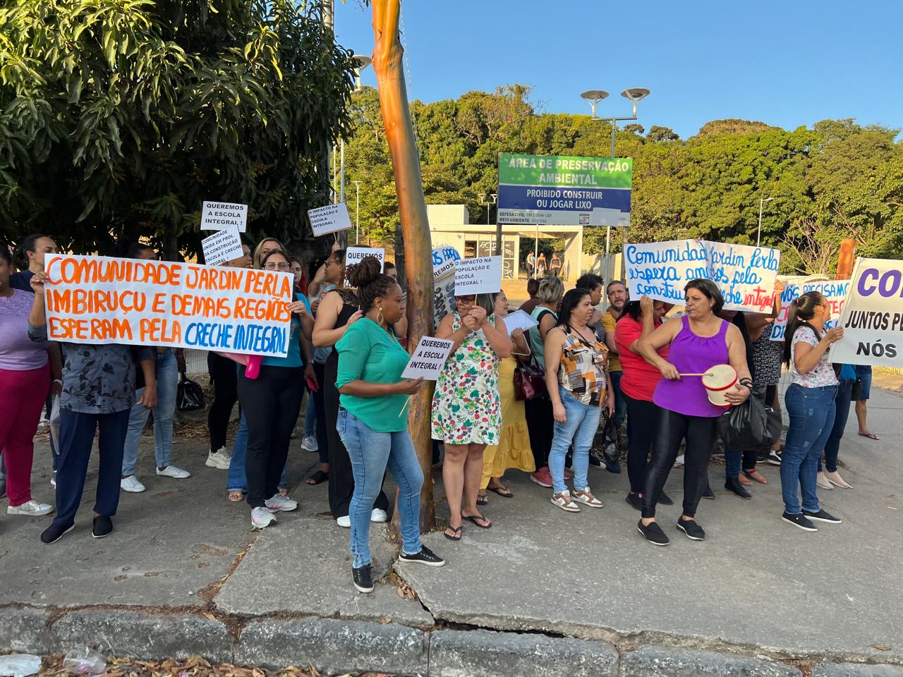 Mães se reuniram na porta do parque para manifestar pela volta das obras