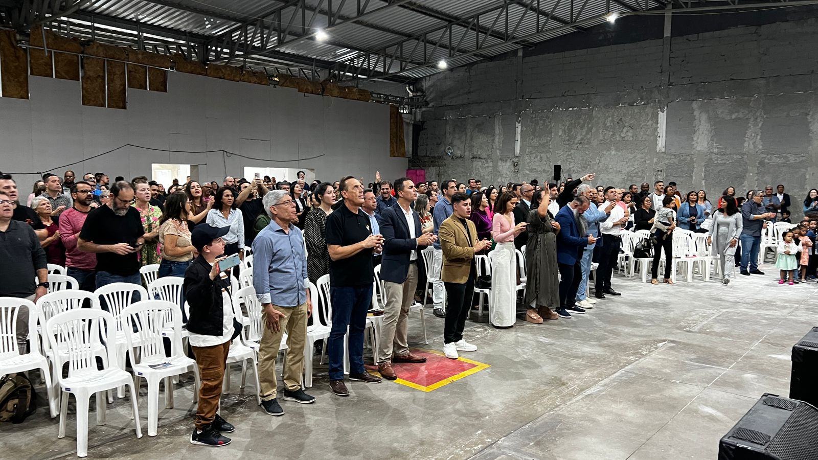 Os fieis compareceram em peso à inauguração do templo na noite desta segunda-feira (15)
