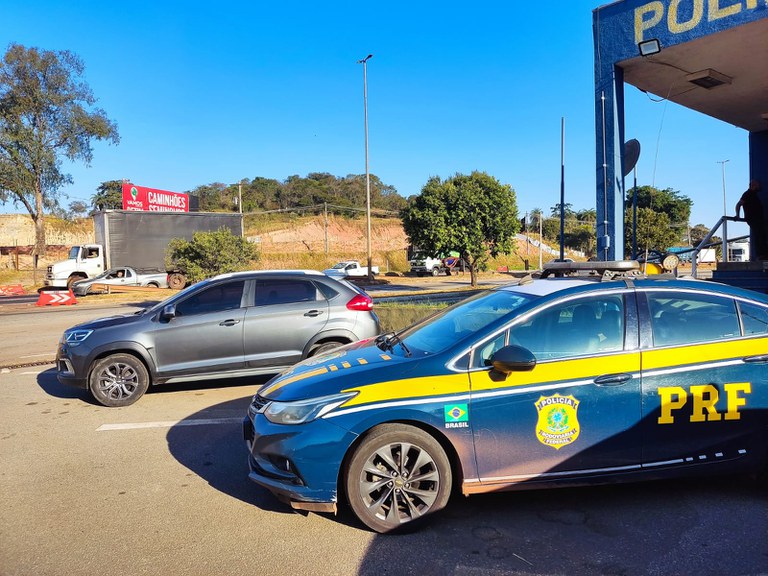 Carro tinha placas de outro veículo e possuía queixa de roubo registrada em 2023