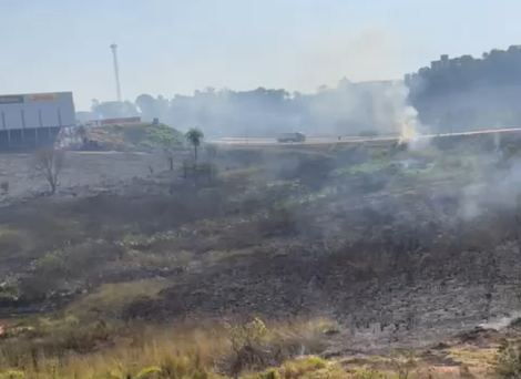Incêndio em vegetação em uma área industrial do Bandeirinhas ocorre nesta sexta-feira (19/7)