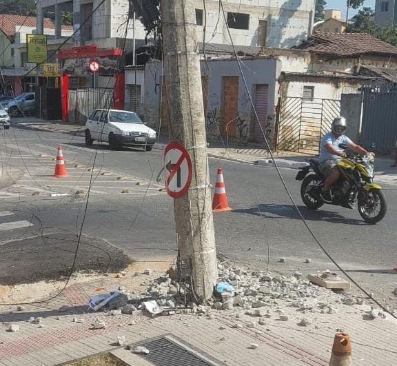 Motorista fugiu após arrastar a fiação elétrica; Transbetim bloqueia via e parte do bairro está sem energia.