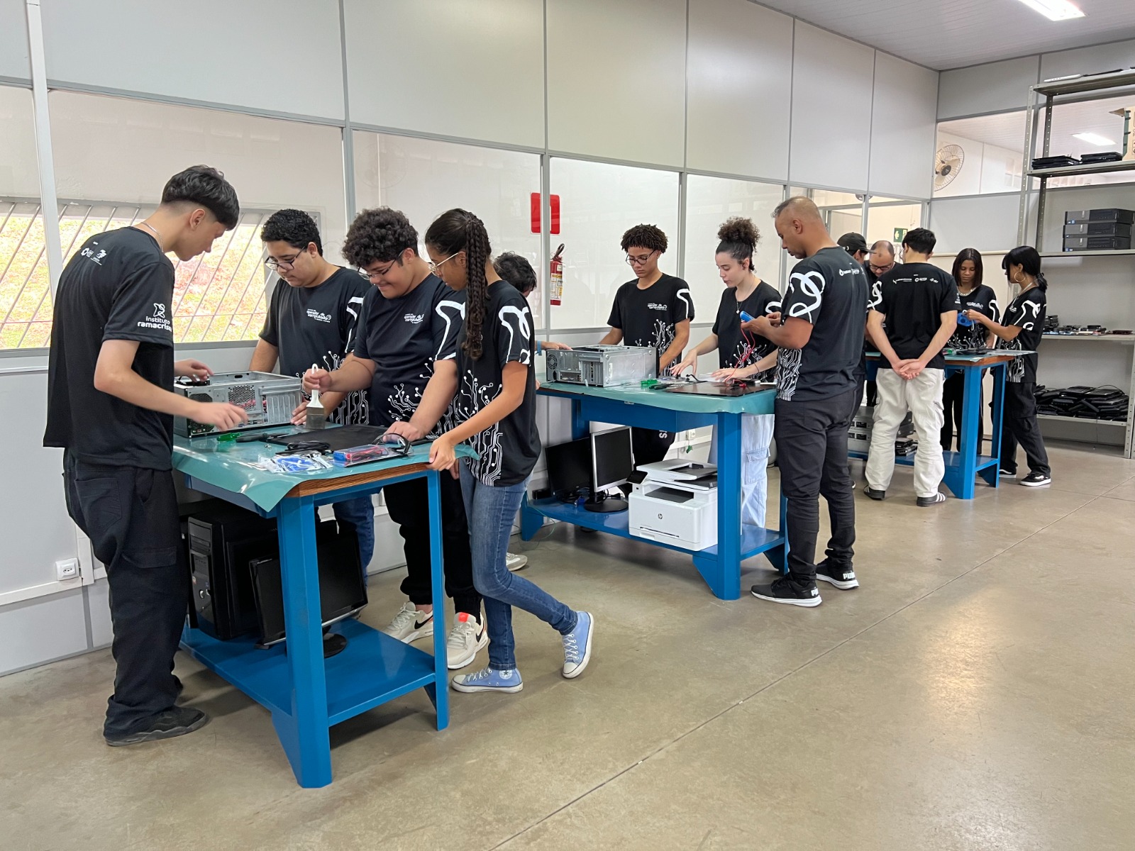Alunos do curso profissionalizante de operador de computador durante uma aula de manutenção no Instituto Ramacrisna